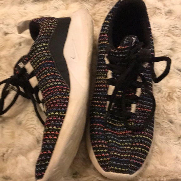 Girls Nike running shoes - Picture 3 of 4